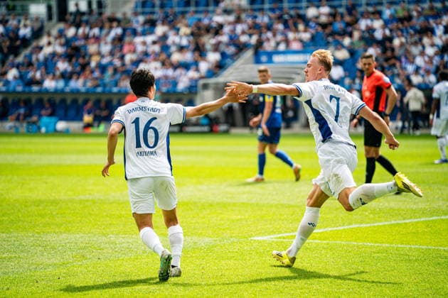 03 05 2026, xdaymx, Soccer 2 Bundesliga, Karlsruher SC SV Darmstadt 98 goal scorer Isac Lidberg SV Darmstadt 98 claps Hiroki Akiyama SV Darmstadt 98 after the 1 1 equalizer, who threw in the dangerous throw-in in the run-up DFL DFB REGULATIONS PROHIBIT ANY USE OF PHOTOGRAPHS as IMAGE SEQUENCES and or QUASI VIDEO Karlsruhe
