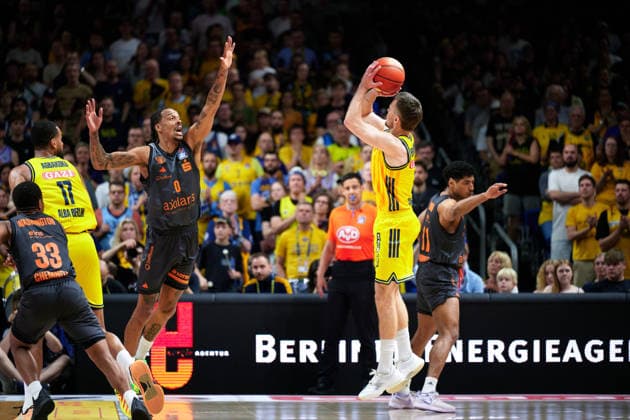 Martin Hermannsson Alba Berlin, 15 , Kevin Yebo Niners Chemnitz, 00 , GER, ALBA Berlin vs Chemnitz 99ers, Basketball Men, easy Credit BBL, Season 2025 2026, 32 Matchday, 03 05 2026 GER, ALBA Berlin vs Chemnitz 99ers, Basketball Men, easy Credit BBL, Season 2025 2026, 32 Matchday, 03 05 2026 Berlin Copyright: xClaudiusxRauch,xEibner-Pressefotox xClaudiusxRauchx EP_CRH
