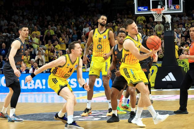 DEU, easyCredit BBL, ALBA vs Chemnitz, 03 05 2026, Uber Arena, Berlin, DEU, easyCredit BBL, ALBA vs Chemnitz, in the picture Martin Hermannsson ALBA Berlin 15 , Eric Washington Chemnitz 33 nordphotoxGmbHx xEngler nph00076