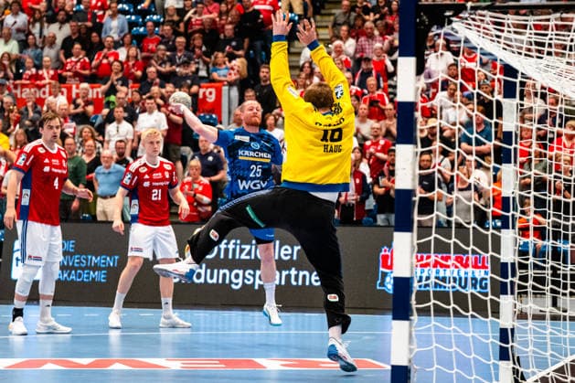 03 05 2026, xdobgx, Handball Daikin HBL, Handball Sport Verein Hamburg HSV TVB Stuttgart v l Patrick Zieker TVB Stuttgart, 25 throwing, in action, throwing, Robin Paulsen Haug Handball Sport Verein Hamburg, 16 Hamburg