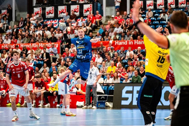 03 05 2026, xdobgx, Handball Daikin HBL, Handball Sport Verein Hamburg HSV TVB Stuttgart v l Torben Matzken TVB Stuttgart, 22 throwing, in action, throwing Robin Paulsen Haug Handball Sport Verein Hamburg, 16 Hamburg