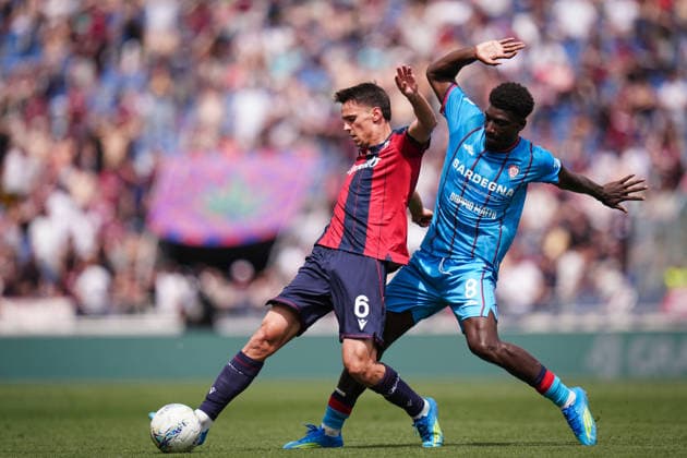BolognaÕs Nikola Moro fights for the ball with CagliariÕs Michel Adopo during the Serie A soccer match between Bologna and Cagliari at the Renato DallÕAra Stadium in Bologna, north Italy - Saturday, May 3, 2026 -  Copyright: xMassimoxPaolone LaPressex