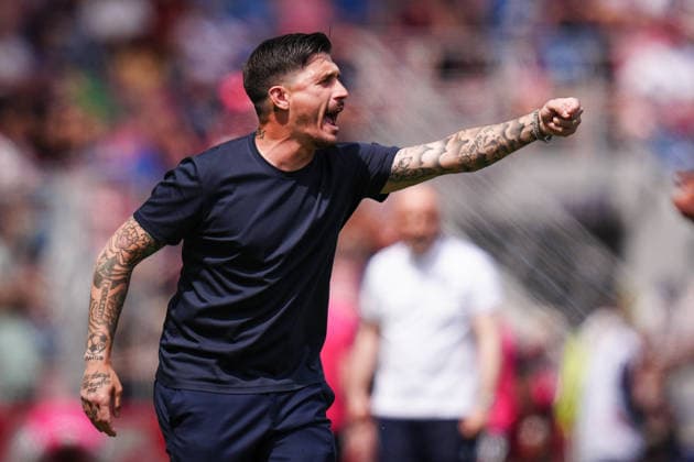 CagliariÕs head coach Fabio Pisacane shouts instructions to his players during the Serie A soccer match between Bologna and Cagliari at the Renato DallÕAra Stadium in Bologna, north Italy - Saturday, May 3, 2026 -  Copyright: xMassimoxPaolone LaPressex