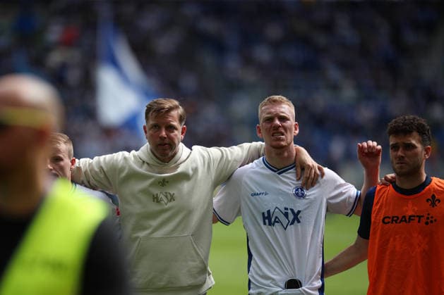 Florian Kohfeldt SV Darmstadt 98, Head Coach and Kai Klefisch SV Darmstadt 98, 17 with the fans after the match, Karlsruher SC vs SV Darmstadt 98, 2 Bundesliga, 32 Matchday, 2025 2026, 03 05 2026, DFL REGULATES PROHIBIT ANY USE OF PHOTOGRAPHS AS IMAGE SEQUENCES AND OR QUASI VIDEO, Karlsruher SC vs SV Darmstadt 98, 2 Bundesliga, 32 Matchday, 2025 2026, 03 05 2026 Karlsruhe Copyright: xEibner-Pressefoto JanxPrihodax EP_JPA