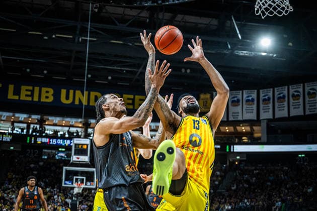 Basketball Berlin 03.05.2026 Saison 2025 2026 EasyCredit BBL 1. Bundesliga Männer, Herren Alba Berlin - NINERS Chemnitz J wan Roberts (Alba Berlin, No.13) Kevin Yebo (Chemnitz, No.00) *** Basketball Berlin 03 05 2026 Season 2025 2026 EasyCredit BBL 1 Bundesliga Men, Men Alba Berlin NINERS Chemnitz J wan Roberts Alba Berlin, No 13 Kevin Yebo Chemnitz, No 00