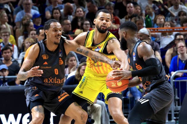DEU, easyCredit BBL, ALBA vs Chemnitz, 03 05 2026, Uber Arena, Berlin, DEU, easyCredit BBL, ALBA vs Chemnitz, pictured Norris Agbakoko ALBA Berlin 17 , Kevin Yebo Chemnitz 0 , Corey Davis Chemnitz 5 nordphotoxGmbHx xEngler nph00076