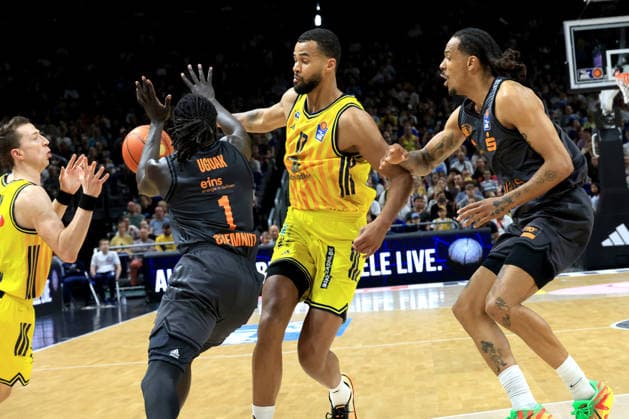 DEU, easyCredit BBL, ALBA vs Chemnitz, 03 05 2026, Uber Arena, Berlin, DEU, easyCredit BBL, ALBA vs Chemnitz, pictured q17 , Aher Uguak Chemnitz 1 , Kevin Yebo Chemnitz 0 nordphotoxGmbHx xEngler nph00076