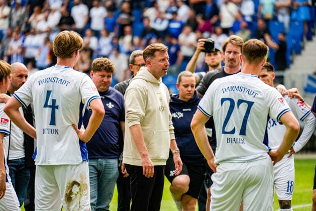 03 05 2026, xdaymx, Soccer 2 Bundesliga, Karlsruher SC SV Darmstadt 98, Florian Kohfeldt after the match in the team circle DFL DFB REGULATIONS PROHIBIT ANY USE OF PHOTOGRAPHS as IMAGE SEQUENCES and or QUASI VIDEO Karlsruhe