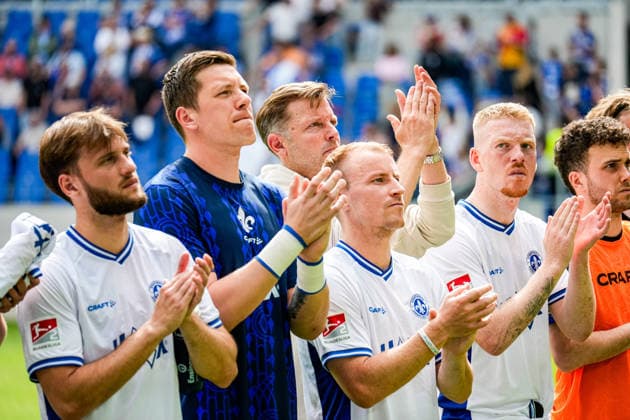 03 05 2026, xdaymx, Soccer 2 Bundesliga, Karlsruher SC SV Darmstadt 98, Florian Kohfeldt after the match, thanks the fans with applause DFL DFB REGULATIONS PROHIBIT ANY USE OF PHOTOGRAPHS as IMAGE SEQUENCES and or QUASI VIDEO Karlsruhe