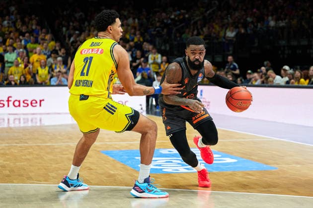 Michael Rataj Alba Berlin, 21 , Corey Davis Niners Chemnitz, 05 , GER, ALBA Berlin vs Chemnitz 99ers, Basketball Men, easy Credit BBL, Season 2025 2026, 32 Matchday, 03 05 2026 GER, ALBA Berlin vs Chemnitz 99ers, Basketball Men, easy Credit BBL, Season 2025 2026, 32 Matchday, 03 05 2026 Berlin Copyright: xClaudiusxRauch,xEibner-Pressefotox xClaudiusxRauchx EP_CRH
