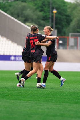 Cornelia Kramer of Bayer 04 Leverkusen scoring during the Google Pixel Frauen Bundesliga game between SGS Essen and Bayer 04 Leverkusen at Stadion an der Hafenstraße in Essen, Germany Copyright: xLeoniexKiehlx xSPPx Sportspressphoto_SPR140726