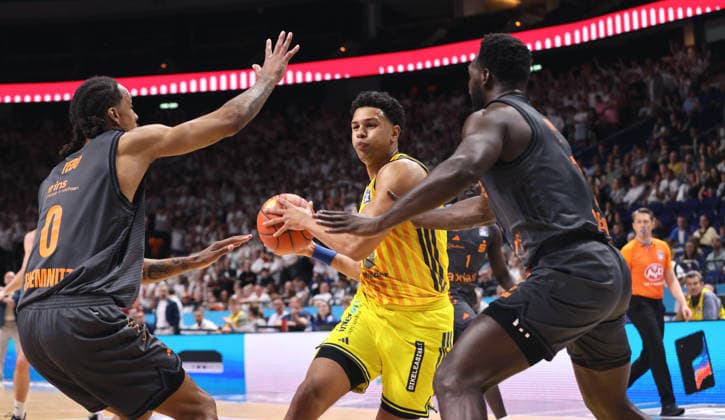 Kevin Yebo, Michael Rataj on the ball, Amadou Sow duel Game scene Action Sport Basketball BBL Bundesliga Men 32 Matchday Season 2025 2026 03 05 2026 ALBA Berlin vs Niners Chemnitz 99ers