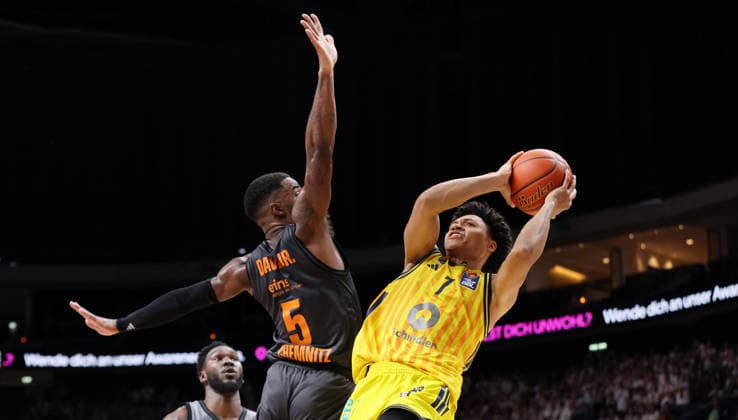 Corey Davis, Jack Kayil on the ball duel Game scene Action Sport Basketball BBL Bundesliga Men 32 Matchday Season 2025 2026 03 05 2026 ALBA Berlin vs Niners Chemnitz 99ers