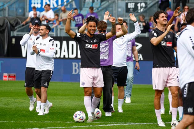 03 05 2026, xavx, Soccer 3 Liga, SV Wehen Wiesbaden VfL Osnabrück v l The VfL Osnabrück team players cheer the fans before the start of the match DFL DFB REGULATIONS PROHIBIT ANY USE OF PHOTOGRAPHS as IMAGE SEQUENCES and or QUASI VIDEO Wiesbaden