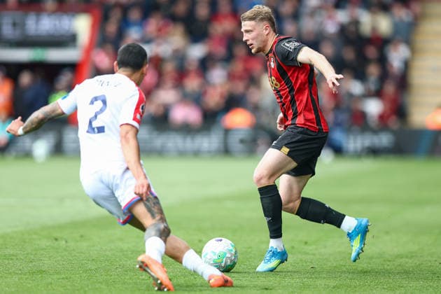 AFC Bournemouth v Crystal Palace, Premier League Daniel Munoz of Crystal Palace pressures Adrien Truffert of Bournemouth during the AFC Bournemouth v Crystal Palace Premier League match at Vitality Stadium, Bournemouth, England on 3 May 2026 Credit: Ian Stephen Every Second Media Editorial use only. All images are copyright Every Second Media Limited. No images may be reproduced without prior permission. All rights reserved. Premier League and Football League images are subject to licensing agreements with Football DataCo Limited. see https: www.football-dataco.com Copyright: xIMAGO EveryxSecondxMediax ESM-1971-0038 IanxStephenx xEveryxSecondxMediax