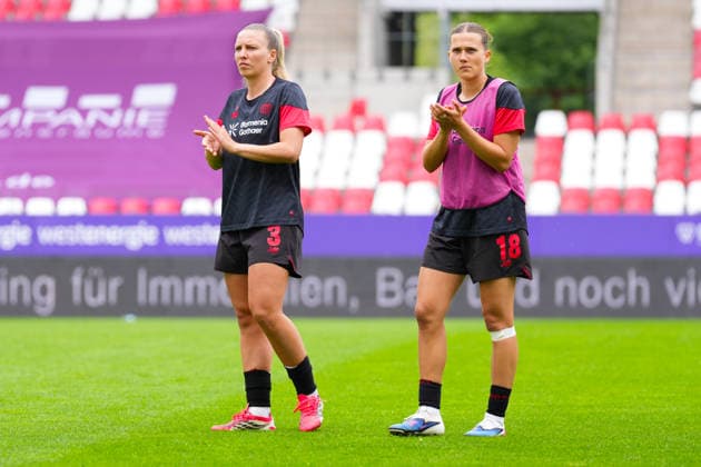 03 05 2026, xydrx, Frauen, Fußball, 1 Frauen Bundesliga, SGS Essen Bayer 04 Leverkusen, Saison 2025 2026, Stadion an der Hafenstraße Melissa Friedrich Bayer 04 Leverkusen, 3 Julia Mickenhagen Bayer 04 Leverkusen, 18 freuen sich über den Sieg DFB regulations prohibit any use of photographs as image sequences and or quasi video Copyright: HMBxMedia YannisxDreimann