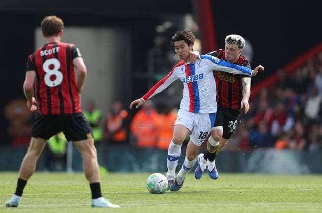 Premier League - AFC Bournemouth v Crystal Palace BOURNEMOUTH, ENGLAND, MAY 03: Daichi Kamada of Crystal Palace battles for the ball with Alex Jimenez of AFC Bournemouth during the Premier League match between AFC Bournemouth v Crystal Palace at Vitality Stadium, Bournemouth, England, on May 3. (Photo by Daniel Weir) Bournemouth Vitality Stadium England Copyright: xDanielxWeir SportsxPressxPhotox Sportspressphoto_SPR140746