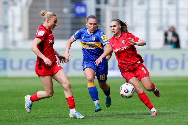 Sophie Nachtigall SC Freiburg , Lara Schenk FC Carl Zeiss Jena and Alena Bienz SC Freiburg battle for the ball, Google Pixel Frauen Bundesliga, FC Carl Zeiss Jena v SC Freiburg, ad hoc Arena on 03 May 2026 in Jena, Germany Photo by Marco Steinbrenner DeFodi Images Sophie Nachtigall SC Freiburg , Lara Schenk FC Carl Zeiss Jena and Alena Bienz SC Freiburg battle for the ball, Google Pixel Frauen Bundesliga, FC Carl Zeiss Jena v SC Freiburg, ad hoc Arena, May 3, 2026 in Jena, Germany Photo by Marco Steinbrenner DeFodi Images DFB DFL REGULATIONS PROHIBIT ANY USE OF PHOTOGRAPHS AS IMAGE SEQUENCES AND OR QUASI VIDEO