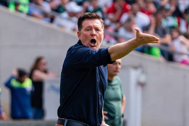 Hannover, Germany 03 May 2026 2 BL 2025 2026 Sp 32 Hannover 96 vs Preußen Münster In picture coach Christian Titz HAN gesticulates on the pitch DFL DFB regulations prohibit any use of photographs as image sequences and or quasi video Heinz von Heiden Arena Niedersachsen Copyright: xFotostandx xKruczynskix