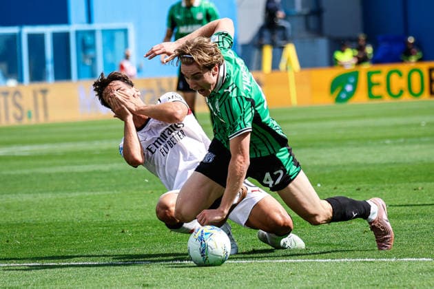 Kristian Thorstvedt (Sassuolo) and Ardon Jashari (Milan) during the italian soccer Serie A match US Sassuolo vs Ac Milan at Mapei Stadium in Reggio Emilia, Italy on May 03, 2026 during US Sassuolo vs AC Milan, Italian soccer Serie A match in Reggio Emilia, Italy, May 03 2026  Copyright: xLucaxDiliberto IPAxSportx xipa-agency.netx xx IPA_74406106 IPA_Agency_IPA74406106