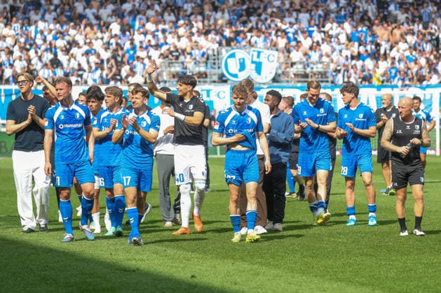 03 05 2026, xgox, Fußball 2 Bundesliga 1 FC Magdeburg Hertha BSC Berlin emspor, v l Magdeburg Jubel über den Sieg, Jubel nach Spielende DFL DFB REGULATIONS PROHIBIT ANY USE OF PHOTOGRAPHS as IMAGE SEQUENCES and or QUASI VIDEO Magdeburg