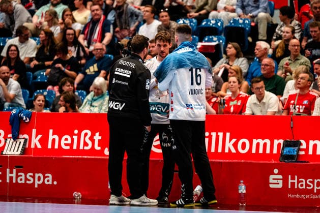 03 05 2026, xdobgx, Handball Daikin HBL, Handball Sport Verein Hamburg HSV TVB Stuttgart v l Daniel Sdunek TVB Stuttgart, goalkeeping coach , Mateusz Kornecki TVB Stuttgart, 1 , Miljan VujoviÄ‡ TVB Stuttgart, 16 in conversation Hamburg