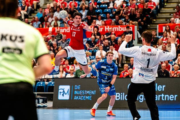 03 05 2026, xdobgx, Handball Daikin HBL, Handball Sport Verein Hamburg HSV TVB Stuttgart v l Kaj Geenen Handball Sport Verein Hamburg, 17 at the throw, in action, throwing, Mateusz Kornecki TVB Stuttgart, 1 Hamburg