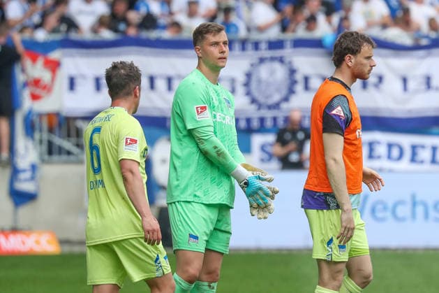03 05 2026, xgox, Fußball 2 Bundesliga 1 FC Magdeburg Hertha BSC Berlin emspor, v l Diego Demme Hertha, 6 , Dominik Reimann Magdeburg, 1 enttaeuscht, schaut enttaeuscht, niedergeschlagen, disappointed DFL DFB REGULATIONS PROHIBIT ANY USE OF PHOTOGRAPHS as IMAGE SEQUENCES and or QUASI VIDEO Magdeburg