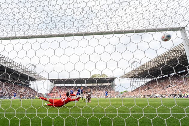 Tor zum 0:2 Phillipp Mwene (1. FSV Mainz 05, 02) ueberwindet Torwart Nikola Vasilj (FC St. Pauli, 22), Remote Kamera, Hintertor Kamera, GER, FC St. Pauli vs. 1. FSV Mainz 05, Fussball, Bundesliga, Spieltag 32, Saison 2025 2026, 03.05.2026 DFL REGULATIONS PROHIBIT ANY USE OF PHOTOGRAPHS AS IMAGE SEQUENCES AND OR QUASI-VIDEO GER, FC St. Pauli vs. 1. FSV Mainz 05, Fussball, Bundesliga, Spieltag 32, Saison 2025 2026, 03.05.2026 Hamburg *** Goal to 0 2 Phillipp Mwene 1 FSV Mainz 05, 02 overcomes goalkeeper Nikola Vasilj FC St Pauli, 22 , Remote Camera, Back Goal Camera, GER, FC St Pauli vs 1 FSV Mainz 05, Football, Bundesliga, Matchday 32, Season 2025 2026, 03 05 2026 DFL REGULATES PROHIBIT ANY USE OF PHOTOGRAPHS AS IMAGE SEQUENCES AND OR QUASI VIDEO GER, FC St Pauli vs 1 FSV Mainz 05, Football, Bundesliga, Matchday 32, Season 2025 2026, 03 05 2026 Hamburg Copyright: xEibner-Pressefoto MaxxVincenx EP_MVN