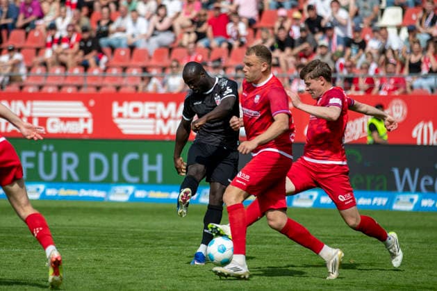 GER, Zwickau, Fußball, Regionalliga Nordost, 32. Spieltag, FSV Zwickau vs. FC Rot-Weiß Erfurt im Bild v.l.: Raphael Assibey-Mensah (FC Rot-Weiß Erfurt 07), Torschuss 03.05.2026, GGZ Arena Zwickau DFB REGULATIONS PROHIBIT ANY USE OF PHOTOGRAPHS AS IMAGE SEQUENCES AND OR QUASI-VIDEO, *** GER, Zwickau, Soccer, Regionalliga Nordost, Matchday 32, FSV Zwickau vs FC Rot Weiß Erfurt pictured from l Raphael Assibey Mensah FC Rot Weiß Erfurt 07 , Goal shot 03 05 2026, GGZ Arena Zwickau DFB REGULATIONS PROHIBIT ANY USE OF PHOTOGRAPHS AS IMAGE SEQUENCES AND OR QUASI VIDEO, Copyright: HMBxMedia PaulxFritz