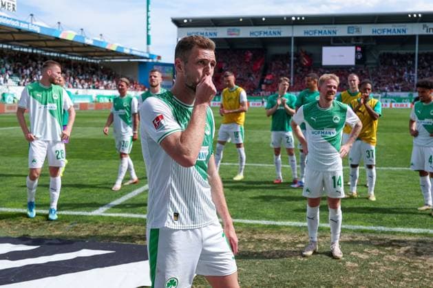 Dennis Srbeny 7 Spvgg Greuther Fuerth and the Fuerth players with the fans, SpVgg Greuther Fuerth vs 1 FC Nuernberg, Football, Men, 2 Bundesliga, DFL, Season 2025 2026, 32 Matchday, Second round, 03 05 2026 DFB regulations prohibit any use of photographs as image sequences and or quasi video Fuerth Bayern Germany Copyright: xkolbert-press MartinxAgüerax