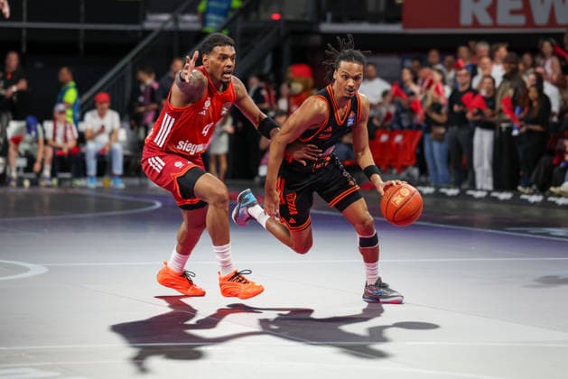 Alonzo Verge Jr RASTA Vechta, 11 in duel with Xavier Rathan Mayes FC Bayern Basketball, 04 , GER, FC Bayern Basketball vs Rasta Vechta, Basketball, easycredit Basketball Bundesliga, 32 Matchday, Season 2025 2026, 03 05 2026, GER, FC Bayern Basketball vs Rasta Vechta, Basketball, easycredit Basketball Bundesliga, 32 Matchday, Season 2025 2026, 03 05 2026 Munich Copyright: xEibner-Pressefoto JennixMaulx EP_JML