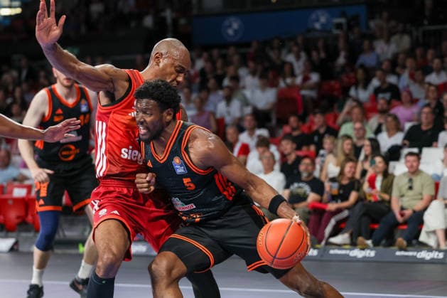 TJ Bamba RASTA Vechta, 05 in duel with Isiaha Mike FC Bayern Basketball, 22 , GER, FC Bayern Basketball vs Rasta Vechta, Basketball, easycredit Basketball Bundesliga, 32 Matchday, Season 2025 2026, 03 05 2026, GER, FC Bayern Basketball vs Rasta Vechta, Basketball, easycredit Basketball Bundesliga, 32 Matchday, Season 2025 2026, 03 05 2026 Munich Copyright: xEibner-Pressefoto JennixMaulx EP_JML