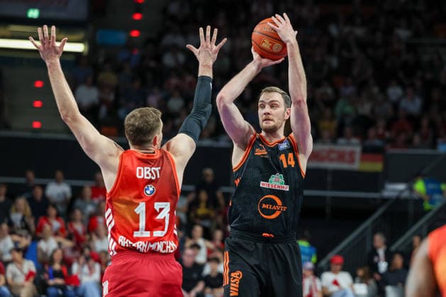 Philipp Herkenhoff RASTA Vechta, 14 with Andreas Obst FC Bayern Basketball, 13 , GER, FC Bayern Basketball vs Rasta Vechta, Basketball, easycredit Basketball Bundesliga, 32 Matchday, Season 2025 2026, 03 05 2026, GER, FC Bayern Basketball vs Rasta Vechta, Basketball, easycredit Basketball Bundesliga, 32 Matchday, Season 2025 2026, 03 05 2026 Munich Copyright: xEibner-Pressefoto JennixMaulx EP_JML