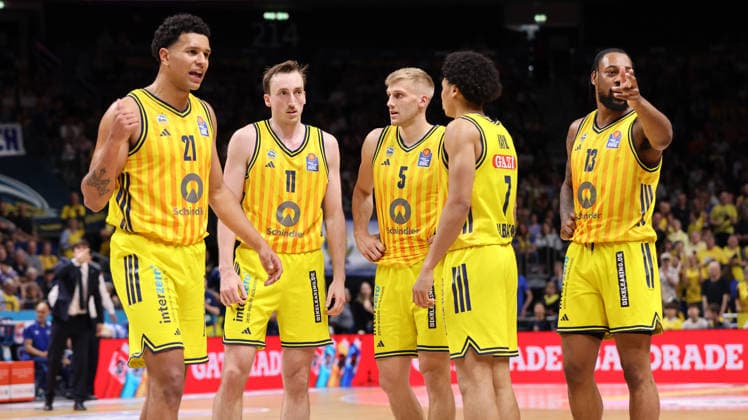 Michael Rataj, Moses Wood, Sam Griesel, Jack Kayil, J Wan Roberts, Alba players discuss upper body action Sports Basketball BBL Bundesliga Men 32 Matchday Season 2025 2026 03 05 2026 ALBA Berlin vs Niners Chemnitz 99ers