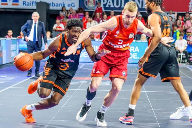 GER, easy credit BBl, FC Bayern Muenchen vs Rasta Vechta 03 05 2026, BMW Dome, Muenchen, GER, easy credit BBl, FC Bayern Muenchen vs Rasta Vechta , Luc van Slooten Vechta 6 in fight with Niels Giffey FCB 5 nordphotoxGmbHx xStraubmeier nph00004