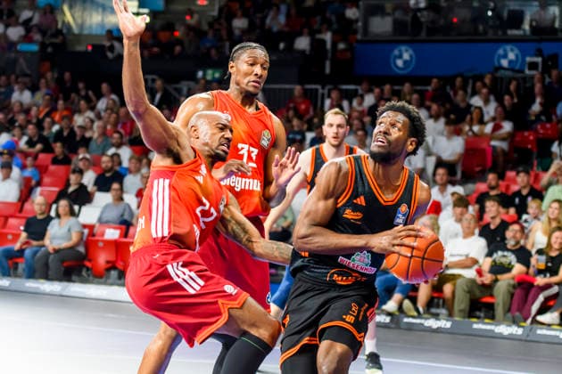 GER, easy credit BBl, FC Bayern Muenchen vs Rasta Vechta 03 05 2026, BMW Dome, Muenchen, GER, easy credit BBl, FC Bayern Muenchen vs Rasta Vechta , in the picture Isiaha Mike FCB 22 fighting with v5 nordphotoxGmbHx xStraubmeier nph00004