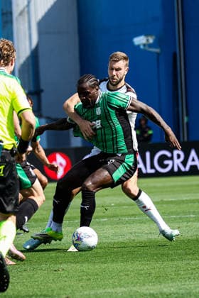 M Bala Nzola (Sassuolo) and Strahinja Pavlovic (Milan) during the italian soccer Serie A match US Sassuolo vs Ac Milan at Mapei Stadium in Reggio Emilia, Italy on May 03, 2026 during US Sassuolo vs AC Milan, Italian soccer Serie A match in Reggio Emilia, Italy, May 03 2026  Copyright: xLucaxDiliberto IPAxSportx xipa-agency.netx xx IPA_74406955 IPA_Agency_IPA74406955