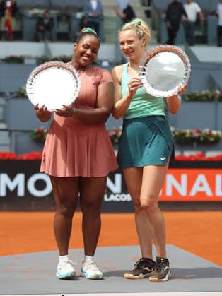 Alberto Simon Taylor Townsend and Katerina Siniakova pose with the winners trophies, during the trophy presentation ceremony of the women doubles final of the Mutua Madrid Open tennis tournament at the Caja Magica, in Madrid on May 3, 2026 Copyright: xALBERTOxSIMONx AgenciaxLOFx