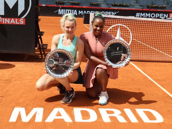 Alberto Simon Taylor Townsend and Katerina Siniakova pose with the winners trophies, during the trophy presentation ceremony of the women doubles final of the Mutua Madrid Open tennis tournament at the Caja Magica, in Madrid on May 3, 2026 Copyright: xALBERTOxSIMONx AgenciaxLOFx