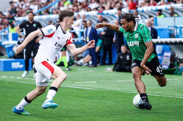 Armand Lauriente (Sassuolo) and Alexis Saelemaekers (Milan) during the italian soccer Serie A match US Sassuolo vs Ac Milan at Mapei Stadium in Reggio Emilia, Italy on May 03, 2026 during US Sassuolo vs AC Milan, Italian soccer Serie A match in Reggio Emilia, Italy, May 03 2026  Copyright: xLucaxDiliberto IPAxSportx xipa-agency.netx xx IPA_74406108 IPA_Agency_IPA74406108