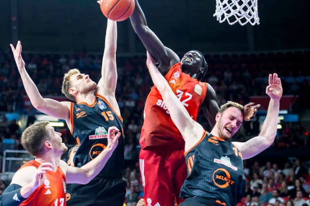 GER, easy credit BBl, FC Bayern Muenchen vs Rasta Vechta 03 05 2026, BMW Dome, Muenchen, GER, easy credit BBl, FC Bayern Muenchen vs Rasta Vechta , in the picture Ryan Schwieger Vechta 15 fails against Wenyen Gabriel FCB 32 nordphotoxGmbHx xStraubmeier nph00004