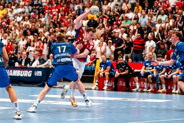 03 05 2026, xdobgx, Handball Daikin HBL, Handball Sport Verein Hamburg HSV TVB Stuttgart v l Samuel Röthlisberger TVB Stuttgart, 17 , Moritz Sauter Handball Sport Verein Hamburg, 33 duel, duel, fight, tackle Hamburg