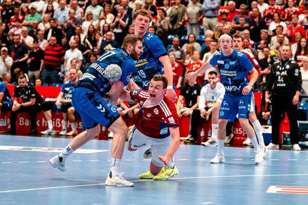 03 05 2026, xdobgx, Handball Daikin HBL, Handball Sport Verein Hamburg HSV TVB Stuttgart v l Samuel Röthlisberger TVB Stuttgart, 17 , Moritz Sauter Handball Sport Verein Hamburg, 33 throwing, in action, throwing Hamburg