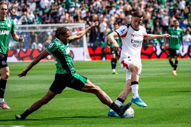CALCIO - Serie A - US Sassuolo vs AC Milan Armand Lauriente (Sassuolo) and Alexis Saelemaekers (Milan) during the italian soccer Serie A match US Sassuolo vs Ac Milan at Mapei Stadium in Reggio Emilia, Italy on May 03, 2026 during US Sassuolo vs AC Milan, Italian soccer Serie A match in Reggio Emilia, Italy, May 03 2026 Reggio Emilia Italy  Copyright: xIPAxSport ABACAx