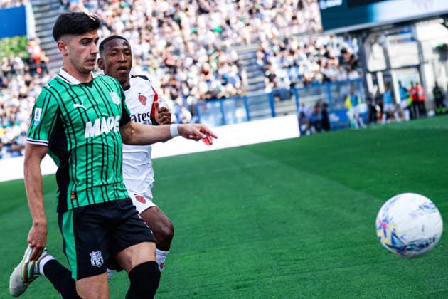 CALCIO - Serie A - US Sassuolo vs AC Milan Cristian Volpato (Sassuolo) and Pervis Estupinan (Milan) during the italian soccer Serie A match US Sassuolo vs Ac Milan at Mapei Stadium in Reggio Emilia, Italy on May 03, 2026 during US Sassuolo vs AC Milan, Italian soccer Serie A match in Reggio Emilia, Italy, May 03 2026 Reggio Emilia Italy  Copyright: xIPAxSport ABACAx