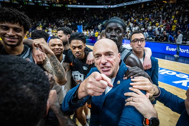 Basketball Berlin 03 05 2026 Season 2025 2026 EasyCredit BBL 1 Bundesliga Men, Men Alba Berlin NINERS Chemnitz Cheers Chemnitz after the victory Rodrigo Pastore Chemnitz, coach and others
