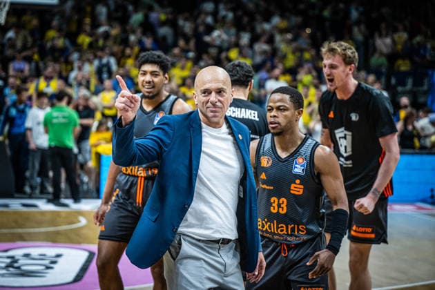 Basketball Berlin 03 05 2026 Season 2025 2026 EasyCredit BBL 1 Bundesliga Men, Men Alba Berlin NINERS Chemnitz Cheers Chemnitz after the victory Rodrigo Pastore Chemnitz, coach and others Eric Washington Chemnitz, No 33