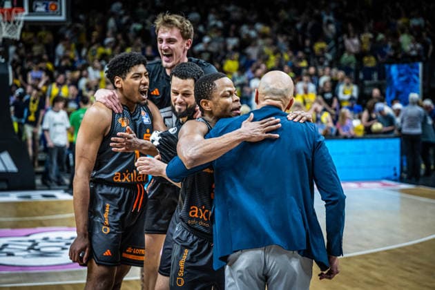 Basketball Berlin 03 05 2026 Season 2025 2026 EasyCredit BBL 1 Bundesliga Men, Men Alba Berlin NINERS Chemnitz Cheers Chemnitz after the victory Rodrigo Pastore Chemnitz, coach and others Eric Washington Chemnitz, No 33