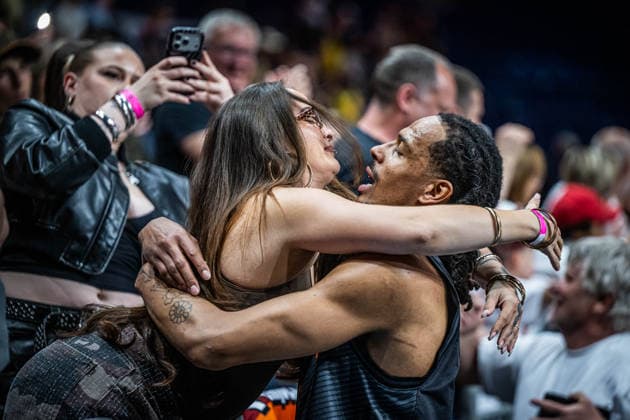 Basketball Berlin 03 05 2026 Season 2025 2026 EasyCredit BBL 1 Bundesliga Men, Men Alba Berlin NINERS Chemnitz Cheers Chemnitz after the victory Kevin Yebo Chemnitz, No 00 with wife